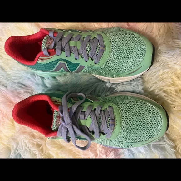 2016 RunDisney Ariel New Balance sneakers - Picture 2 of 4